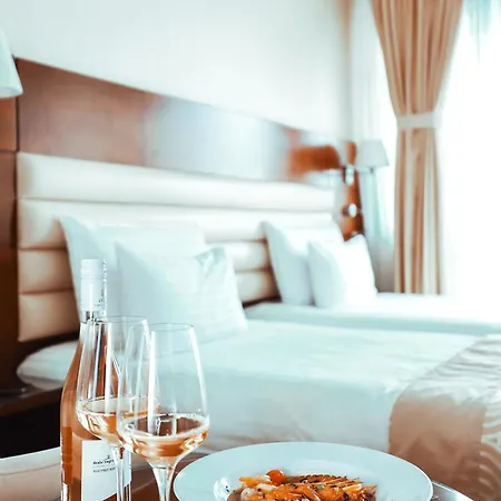 Grand Coroana Hotel 4*